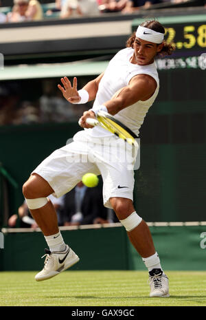 Spaniens Rafael Nadal während der Wimbledon Championships 2008 im All England Tennis Club in Wimbledon. Stockfoto