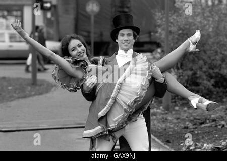 Peter Duncan, ehemaliger Moderator der BBC-Fernsehsendung „Blue Peter“ in London, bereitet sich darauf vor, in der Titelrolle von „Barnum“, einem Musical in The Big Top auf Shepherds Bush Green, zu spielen. Er trägt Maria Kesselman, die Jenny Lind in der Show spielt. Stockfoto