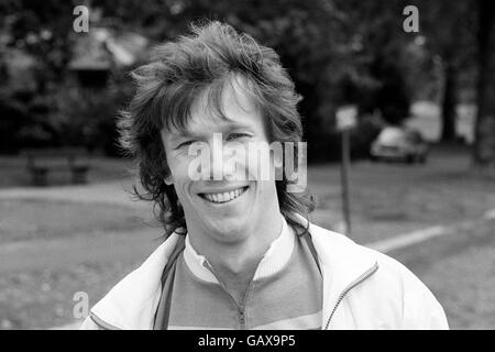 Blue Peter Moderator Peter Duncan, als er den Raleigh Charity Ride Radmarathon im Hyde Park startete. Stockfoto