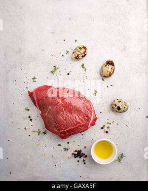 Stück von rohem Fleisch und Wachteleier erschossen von oben Stockfoto