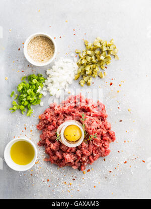 Rohes Rindfleisch-Tartar mit Salz, Öl und Gemüse Stockfoto