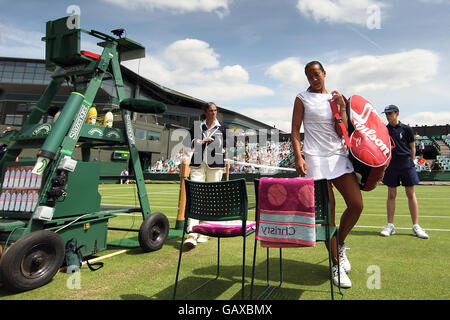 Anne Keothavong (2. Rechts) Macht sich den Weg zu ihrem Sitz vor dem Start von Ihr erstes Rundenspiel in Wimbledon Stockfoto