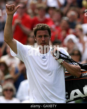 Der russische Marat Safin feiert seinen Sieg über Serbiens Novak Djokovic bei den Wimbledon-Meisterschaften im All England Lawn Tennis Club, Wimbledon, London. Stockfoto