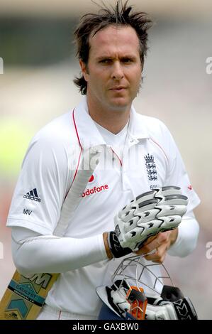 Cricket - npower Drittes Testspiel - erster Tag - England gegen Neuseeland - Trent Bridge. Englands Kapitän Michael Vaughan, nachdem er 16 Läufe lang von dem Neuseeländer Ian O'Brien gekelt wurde. Stockfoto