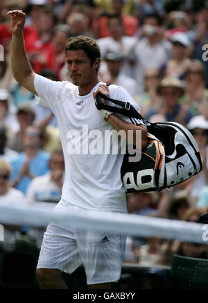 Tennis - Wimbledon Championships 2008 - Tag Drei - The All England Club. Der russische Marat Safin feiert seinen Sieg über den serbischen Novak Djokovic Stockfoto