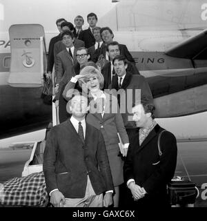 Britische Popmusik - 60er Jahre - verschiedene Bands - Flughafen London - 1964 Stockfoto