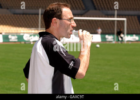 Fußball – UEFA-Pokalfinale – keltisches Training. Celtic-Manager Martin O'Neill macht während des Trainings eine Pause Stockfoto