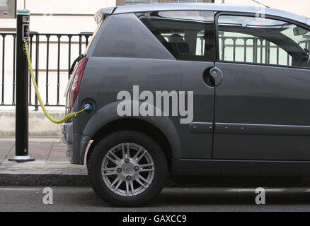 Ein Elektroauto wird von einem Saftpunkt auf der Wilton Street aufgeladen. Westminster Council hat jetzt 12 Juice Points, damit Besitzer von Elektrofahrzeugen ihre Autos aufladen können. Stockfoto