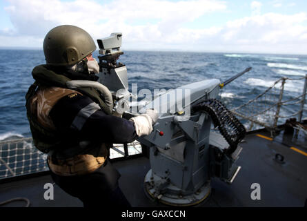 Ein Segler der Royal Navy an Bord von HMS Cumberland, der ein Maschinengewehr anführt. Stockfoto