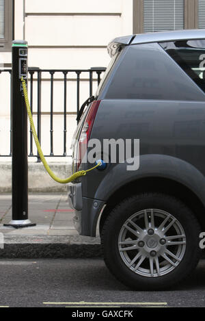 Ein Elektroauto wird von einem Saftpunkt auf der Wilton Street aufgeladen. Westminster Council hat jetzt 12 Juice Points, damit Besitzer von Elektrofahrzeugen ihre Autos aufladen können. Stockfoto