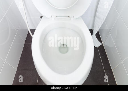 Nahaufnahme von der schmutzigen Toilette in das moderne Haus. Stockfoto