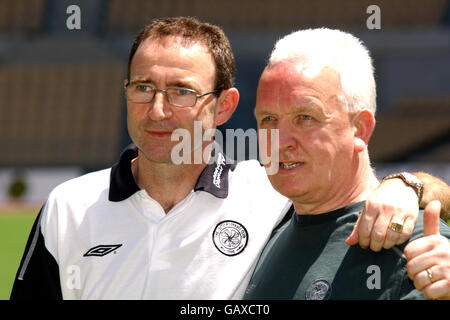 Fußball – UEFA-Pokalfinale – keltisches Training. Martin O'Neill, Geschäftsführer von Celtic, und John Clark während des Trainings Stockfoto