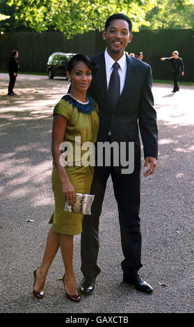 Will Smith und seine Frau Jada Pinkett-Smith kommen zu einem Abendessen zu Ehren von Nelson Mandelas 90. Geburtstag im Hyde Park im Zentrum von London an. Stockfoto