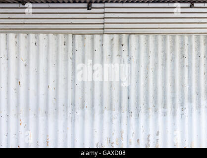 Schmutzige Zink Wand aus dem kleinen Laden in der Stadt von Thailand Stockfoto