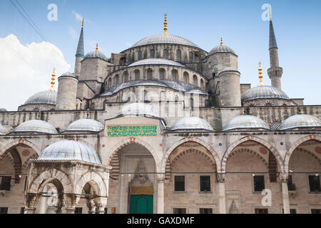 Fassade der blauen Moschee oder Sultan Ahmed Mosque, ist es eine historische Moschee befindet sich in Istanbul, Türkei, eines der beliebtesten Stadt Stockfoto