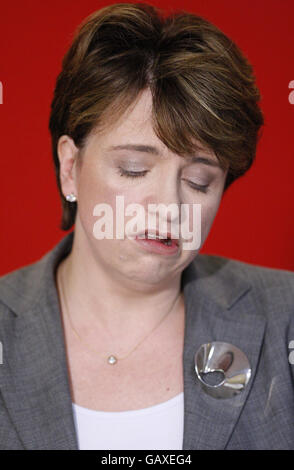 Wendy Alexander kündigt ihren Rücktritt als Vorsitzende der Scottish Labour Party im John Smith House in Glasgow an, nachdem sie wegen Spenden für ihre Führungskampagne zankt. Stockfoto