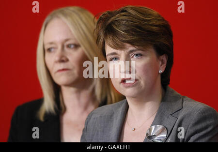 Wendy Alexander, die die schottische Labour-Führerin Cathy Jamieson (links) übernahm, nachdem Alexander ihren Rücktritt als Vorsitzende der Scottish Labour Party im John Smith House, Glasgow, nach einem Streit über Spenden für ihre Führungskampagne angekündigt hatte. Stockfoto