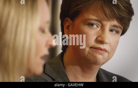 Wendy Alexander, mit der amtierenden schottischen Labour-Führerin Cathy Jamieson (links), nachdem Alexander ihren Rücktritt als Vorsitzende der Scottish Labour Party im John Smith House, Glasgow, nach einem Streit über Spenden für ihre Führungskampagne angekündigt hatte. Stockfoto