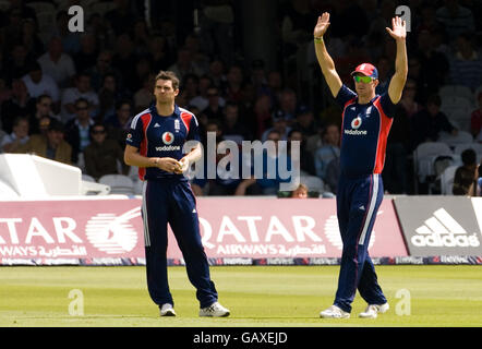 England's Kevin Pietersen (rechts) mit Bowler James Anderson während der NatWest Series One Day International in Lord's, London. Stockfoto