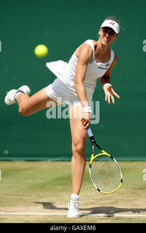 Die Russin Elena Dementieva im Einsatz gegen Argentiniens Gisela Dulko während der Wimbledon Championships 2008 im All England Tennis Club in Wimbledon. Stockfoto