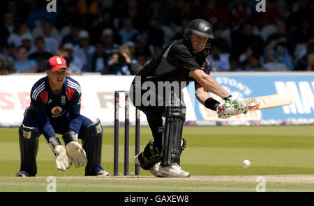 Der Neuseeländer Scott Styris fegt während der NatWest Series One Day International in Lord's, London, von Englands Tim Ambrose beobachtet. Stockfoto