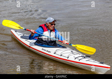 Ein älterer Mann, Kajakfahren auf dem Fluss Ouse, Lewes, Sussex, UK Stockfoto