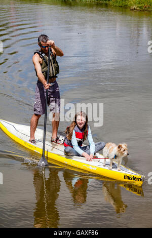 Stand Up Paddle-Boarding am Fluss Ouse, Lewes, Sussex, Großbritannien Stockfoto