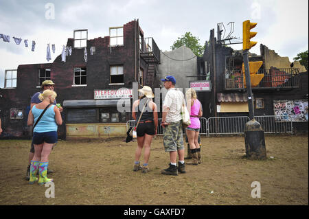 Festivalbesucher am zweiten Tag des Glastonbury Festivals, Somerset. Stockfoto