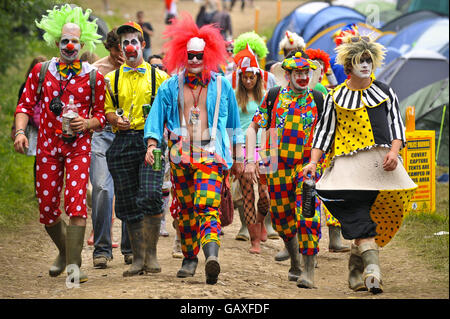 Glastonbury Festival 2008 - Tag Zwei. Am zweiten Tag des Glastonbury Festivals, Somerset, kleidete sich eine Gruppe als bunte Clowns. Stockfoto