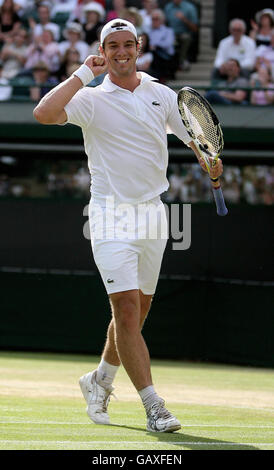 Der französische Richard Gasquet feiert seinen Sieg über den französischen Gilles Simon während der Wimbledon Championships 2008 im All England Tennis Club in Wimbledon. Stockfoto