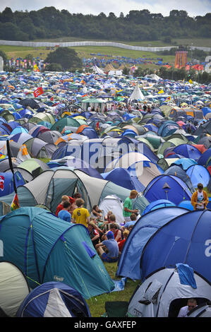 Glastonbury Festival 2008 - Tag Zwei. Der Campingplatz war am zweiten Tag des Glastonbury Festivals, Somerset, voll mit Zelten. Stockfoto