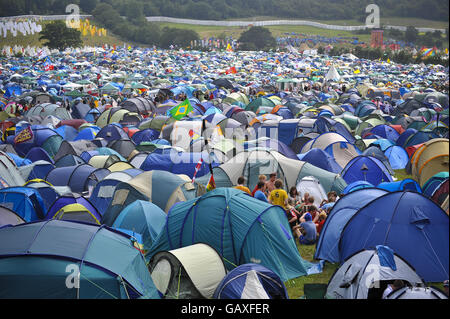 Der Campingplatz war am zweiten Tag des Glastonbury Festivals, Somerset, voll mit Zelten. Stockfoto