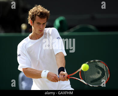 Tennis - Wimbledon Championships 2008 - Tag Sechs - The All England Club. Andy Murray aus Großbritannien ist während der Wimbledon Championships 2008 im All England Tennis Club in Wimbledon in Aktion. Stockfoto