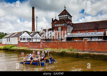 Ein Lagerfeuer Gesellschaft Floß Pässe Harveys Brauerei während In A zu konkurrieren das jährliche Floß Rennen auf dem Fluss Ouse, Lewes, Sussex, UK Stockfoto