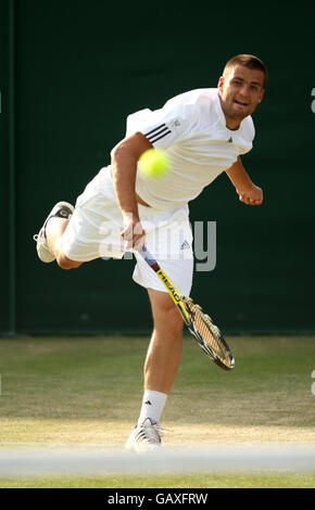 Der russische Mikhail Youzhny tritt während der Wimbledon Championships 2008 im All England Tennis Club in Wimbledon gegen den tschechischen Radek Stepanek an. Stockfoto