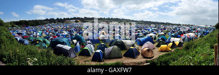 Ein zusammengesetztes Panorama, das Zelte auf einem Campingfeld neben der alten Eisenbahnlinie hinter der anderen Etappe am zweiten Tag des Glastonbury Festivals, Somerset, zeigt. Stockfoto