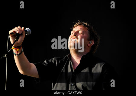 Guy Garvey von Elbow tritt am zweiten Tag des Glastonbury Festivals, Somerset, live auf der anderen Bühne auf. Stockfoto