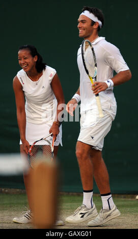 Die Briten Ross Hutchins und Anne Keothavong in ihrem gemischten Doppelspiel während der Wimbledon Championships 2008 im All England Tennis Club in Wimbledon. Stockfoto