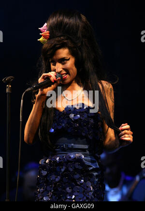 Glastonbury Festival 2008 - Tag Zwei. Amy Winehouse tritt am zweiten Tag des Glastonbury Festivals, Somerset, auf der Pyramid Stage auf. Stockfoto