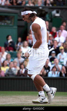 Der spanische Rafael Nadal feiert den Sieg über den deutschen Nicolas Kiefer bei den Wimbledon Championships 2008 im All England Tennis Club in Wimbledon. Stockfoto