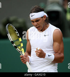 Der Spanier Rafael Nadal feiert im All England Tennis Club in Wimbledon bei den Wimbledon Championships 2008 gegen den deutschen Nicolas Kiefer. Stockfoto