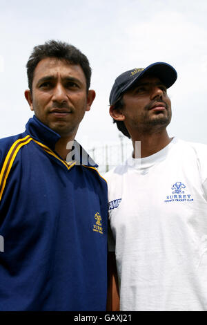 Cricket - Frizzell County Championship - Surrey gegen Sussex. Azhar Mahmood und Saqlain Mushtaq von Surrey Stockfoto