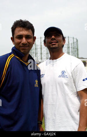 Cricket - Frizzell County Championship - Surrey gegen Sussex. Azhar Mahmood und Saqlain Mushtaq von Surrey Stockfoto