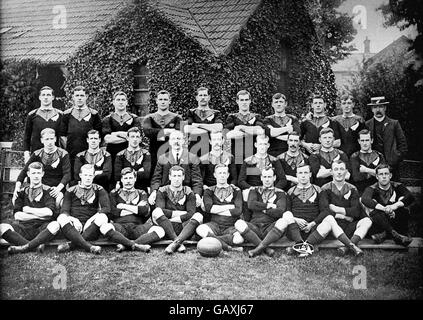 Die Neuseeländer für ihre Tour 1905-06: (Hintere Reihe, l-r) John Corbett, Massa Johnston, Bill Cunningham, Frederick Newton, George Nicholson, Bronco Seeling, O Sullivan, Alex McDonald, Duncan McGregor, James Duncan; (mittlere Reihe, l-r) Eric Harper, Billy Wallace, Billy Stead, manager George Dixon, Kapitän Dave Gallaher, Jimmy Hunter, George Gillett, Frank Glasgow, William Mackrell; (erste Reihe, l-r) Steve Casey, Bunny Abbot, George Smith, Fred Roberts, Mona Thomson, Simon Mynott, General Booth, George Tyler, Bob Deans Stockfoto