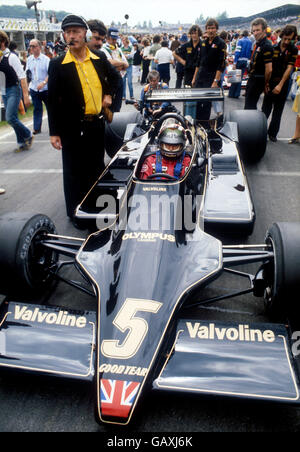 Lotus-Chef Colin Chapman (l.) spricht mit Mario Andretti (Im Auto) vor Beginn des GP Stockfoto