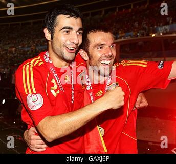 Fußball - UEFA-Europameisterschaft 2008 - Finale - Deutschland gegen Spanien - Ernst Happel Stadion. Die Spanier Carlos Marchena (r) und Raul Albiol feiern nach dem letzten Pfiff Stockfoto