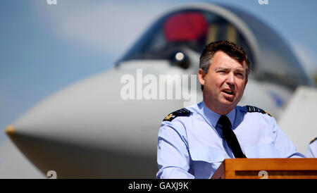 Sir Clive Loader, Oberbefehlshaber des Air Command Air Chief Marshall, spricht bei RAF Conningsby, Lincolnshire, zu den Medien. Die RAF startet heute den Typhoon-Kampfflugzeug als "Multi-Role-fähiges" Flugzeug. Stockfoto