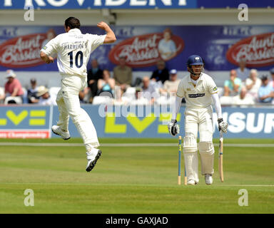 Yorkshire's Michael Vaughan wird von Durhams Steve Harmiston (links) während der LV County Championship, Division One Match in Headingley Carnegie, Leeds, sauber gekelt. Stockfoto