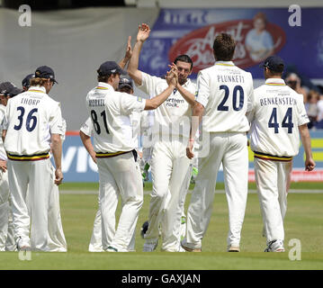 Durhams Steve Harmiston wird von seinen Teamkollegen gratuliert, nachdem er das Wicket von Yorkshire's Michael Vaughan während des LV County Championship, Division One Match in Headingley Carnegie, Leeds, gewonnen hat. Stockfoto