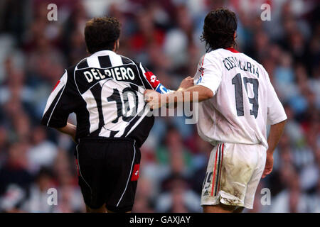 Fußball - UEFA Champions League - Finale - Juventus / AC Mailand. Alessandro Costacurta (r) von AC Milan hält Juventus' Alessandro Del Piero fest Stockfoto